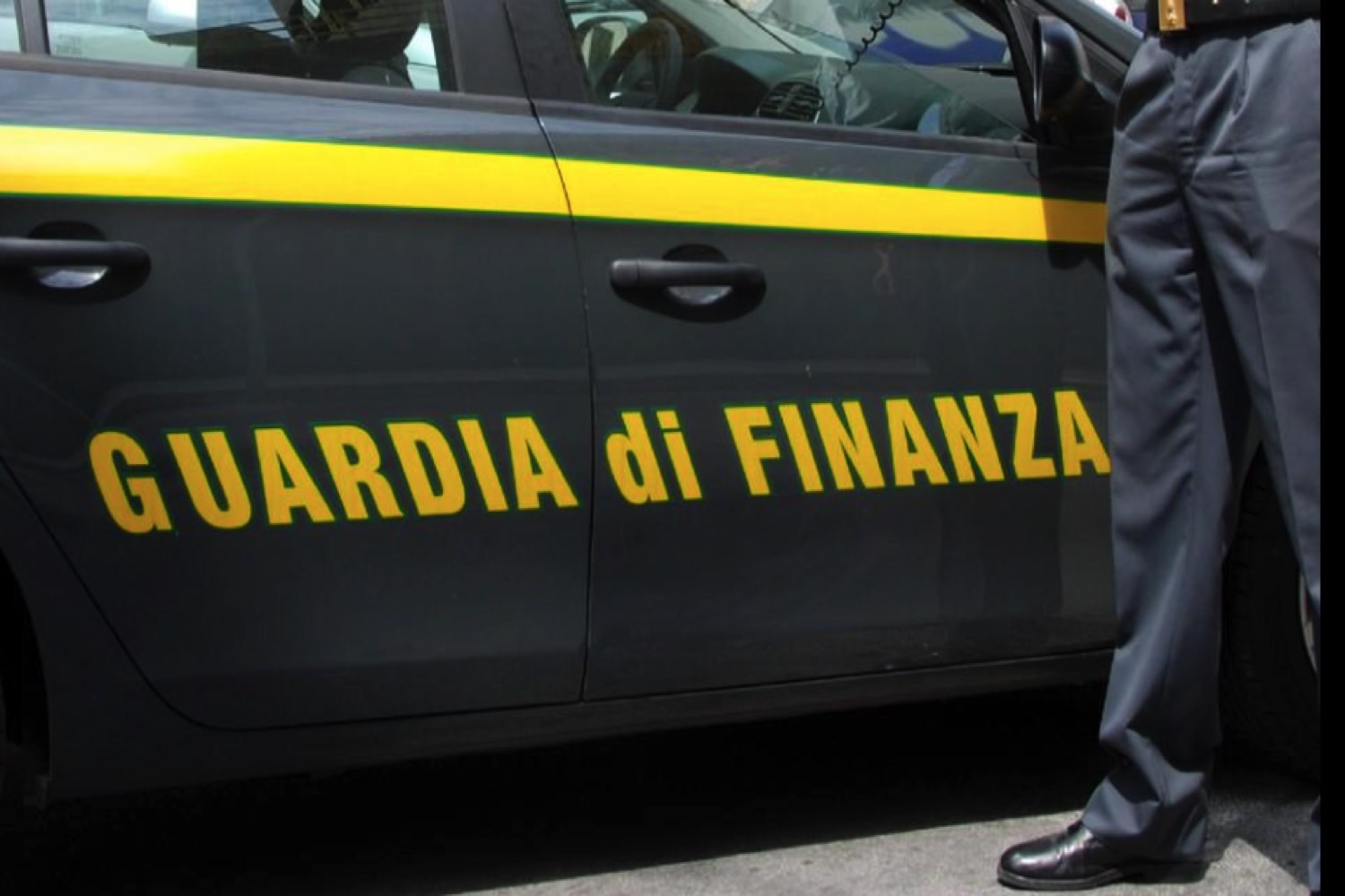 In auto con 8 kg di coca, pistola e 25mila euro, in fuga nel Milanese sperona auto dei finanzieri - Vimarsana News