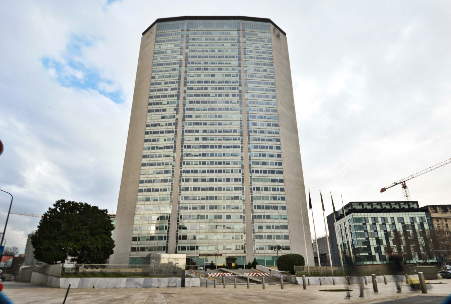 In foto Palazzo Pirelli a Milano, la sede del consiglio regionale