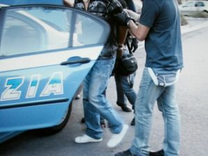 Corso Vittorio Emanuele, maniaco si abbassa i pantaloni e si struscia su una dodicenne: arrestato
