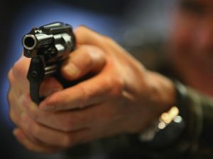 Spara colpi di pistola in aria a Capodanno: l'amico mette il video online e lo fa denunciare