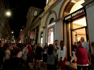 Vogue fashion's night out Milano 2017: domani, 14 settembre, la notte bianca della moda
