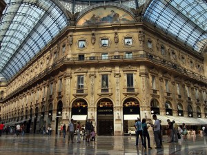 La pioggia a Milano fa crollare una ringhiera della Galleria Vittorio Emanuele