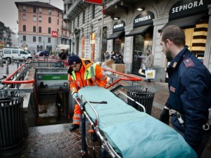Soccorsi nei pressi di una fermata metro a Milano (Archivio)