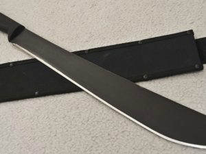 Brescia, entra in un ristorante con un machete e minaccia gli avventori