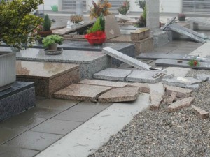 Lapidi divelte in un cimitero (Archivio)