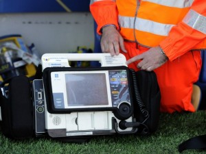 Il cuore si ferma mentre gioca a calcetto. Salvato dagli amici col defibrillatore