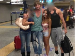 Alexander Boettcher (secondo da sinistra) e Martina Levato (seconda da destra) prima di un viaggio in Grecia con gli amici. Martina ha la guancia "marchiata" da Alex