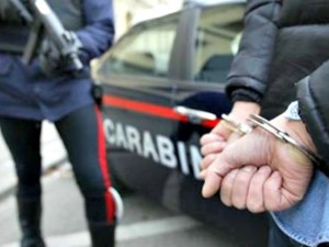 Gemelli 16enni di Cologno Monzese picchiano e minacciano la madre: portati in comunità