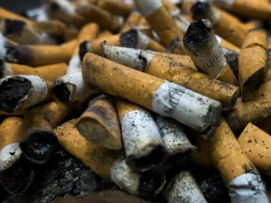 Milano, divieto di fumo alle fermate del bus? Più che per lo smog, è questione di educazione