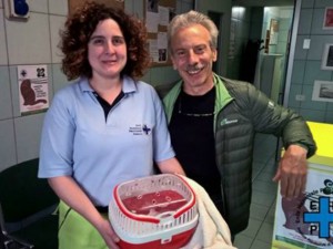 L'attore Giovanni Storti in compagnia di un'operatrice dell'Enpa Milano e della biscia salvata (Foto dalla pagina Facebook Enpa Milano)