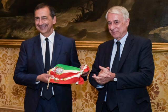 Sala riceve la fascia tricolore da Pisapia