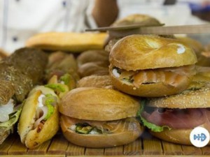 Panini col pesce crudo e panzerotti di mare: a Milano apre "Pescaria"