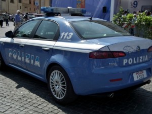 Como, li sgrida per aver preso a sassate i vetri di una palestra e viene aggredito: 2 denunce