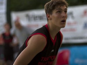 Arresto cardiaco mentre gioca a basket: morto un ragazzo di 16 anni