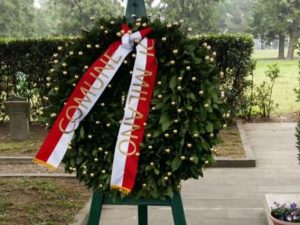 La corona del Comune depositata al campo dieci del cimitero Maggiore