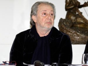 Lele Mora è di nuovo libero. Testimone di un miracolo: "In carcere la Madonna piangeva per me"