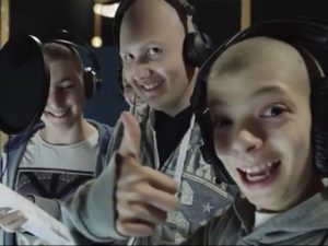 La canzone di Natale dei ragazzi dell'Istituto tumori di Milano è un successo: milioni di clic