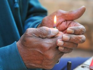 Dà fuoco allo zio dopo una lite: due rom ustionati nella notte a Milano, il nipote è grave
