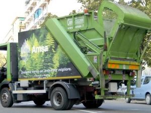 Investita e uccisa da un camion Amsa sulla pista ciclabile