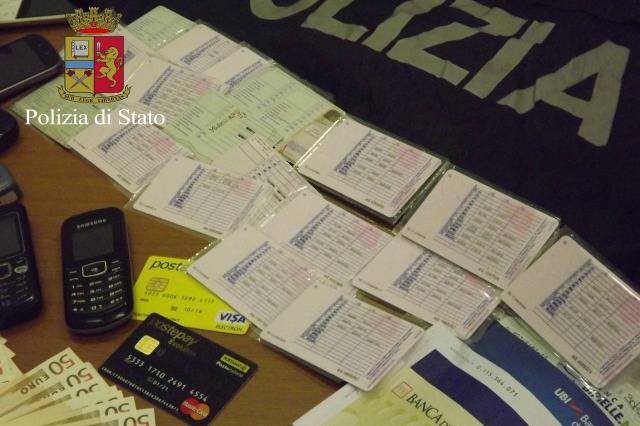 Lecco, da un controllo della stradale scoperta stamperia di ... Controllo documenti polizia di stato
