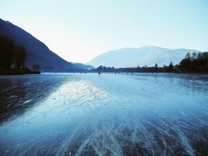 La superficie ghiacciata del lago d'Endine (Foto di Francesco Bonometti @FraBonometti su Twitter)