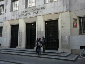 Caldaie rotte e aule gelide: a casa gli studenti dei licei Parini e Moreschi