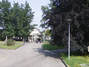 Nerviano, uomo morto davanti al cimitero: indagati per omicidio la compagna e un amico