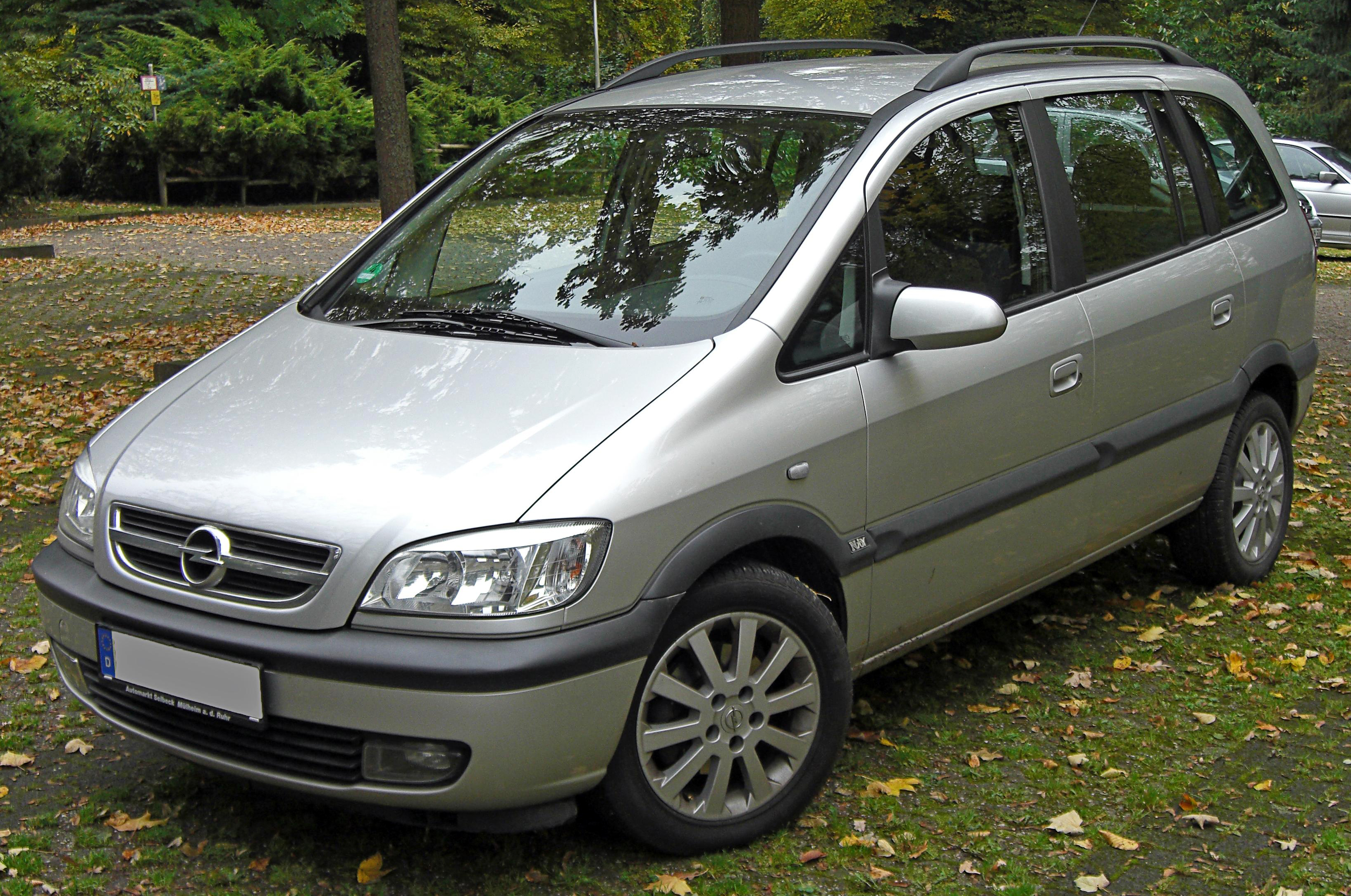 Dall'Opel Zafira scendono 14 persone: Torniamo da una festa di compleanno