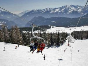 Parcheggia sulle piste da sci di Cervinia con la sua auto: denunciato turista milanese
