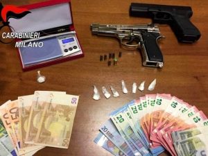 Pusher 18enne arrestato a Milano: in casa cocaina e due pistole senza tappo rosso