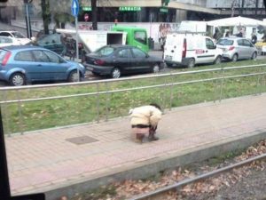 Milano, uomo si accovaccia e defeca sul marciapiede in pieno giorno
