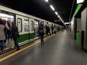 Stazione della linea Verde della Metropolitana di Milano (Wikipedia).