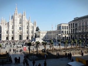 Palme in piazza Duomo, il M5s: "Uno scempio". De Corato: "Petizione per eliminarle"
