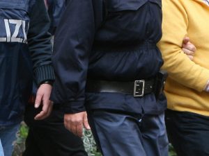 La moglie cucina senza "permesso", lui la accoltella: arrestato 45enne