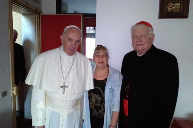 Papa Francesco e il cardinale Angelo Scola con la signora Dorotea, abitante delle "case bianche" di Milano (Foto Sacha Biazzo)