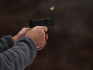Brescia, spara e uccide un ladro sorpreso in casa del fratello: a processo per omicidio volontario