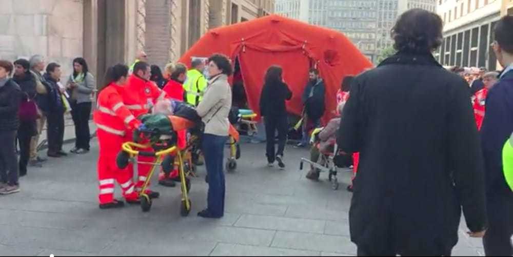 I soccorsi in Duomo (frame dalla diretta video di Corriere.it)