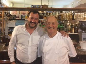 Ladro ucciso nel Lodigiano, Salvini cena dal ristoratore che ha sparato: "Non merita un processo"