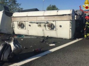 Autocisterna piena di gasolio si ribalta sulla tangenziale Nord di Milano: grave il conducente, chiusa la strada