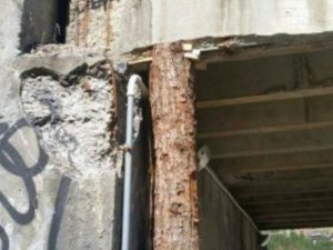 Ponte di Legno, allarme del sindaco: "Cavalcavia a rischio crollo, l'Anas l'ha puntellato con un tronco"