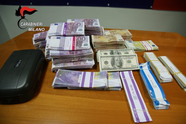 Blitz dei carabinieri nel campo rom di Vimercate: trovati 1,4 milioni di euro falsi