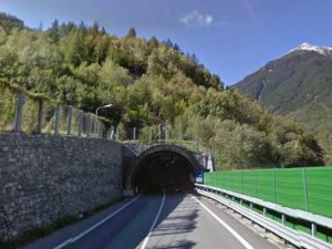 Valtellina, frontale in galleria: si schianta auto con a bordo famiglia di ritorno da gita di Pasqua