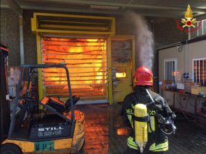 Grosso incendio in un'azienda alimentare a Marnate (Varese): colonna di fumo visibile da chilometri