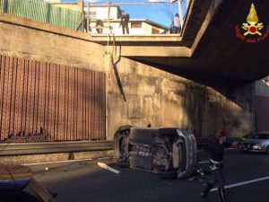 Volano per 10 metri già da un cavalcavia sull'A8: grave coppia di 21enni