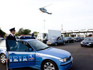 Brescia, arrestati rapinatori in trasferta: assaltano i passeggeri ... Polizia di stato brescia