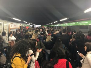 Ressa a una banchina della metro M2 a Milano (Foto da Twitter @CasoliF)