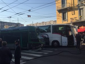 Milano, si scontrano un autobus e un tram in via Farini: dieci feriti