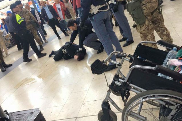 Stazione centrale di Milano: agita liquido e urla, uomo bloccato da polizia