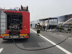 Autobus con 20 bambini in gita prende fuoco sulla A4 vicino Milano: tutti illesi