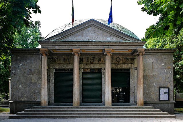 Ingresso del Planetario di Milano (Wikipedia).